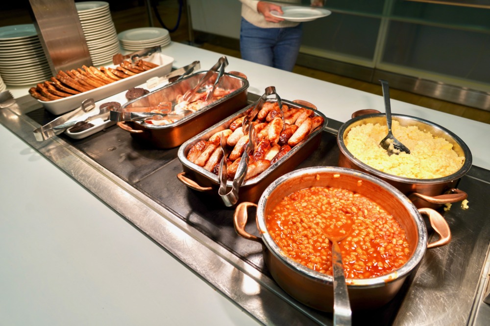 ロンドン・ヒースロー空港・ブリティッシュエアウェイズ・ファーストラウンジのブッフェ・朝食メインはイギリスのフルブレックファスト2
