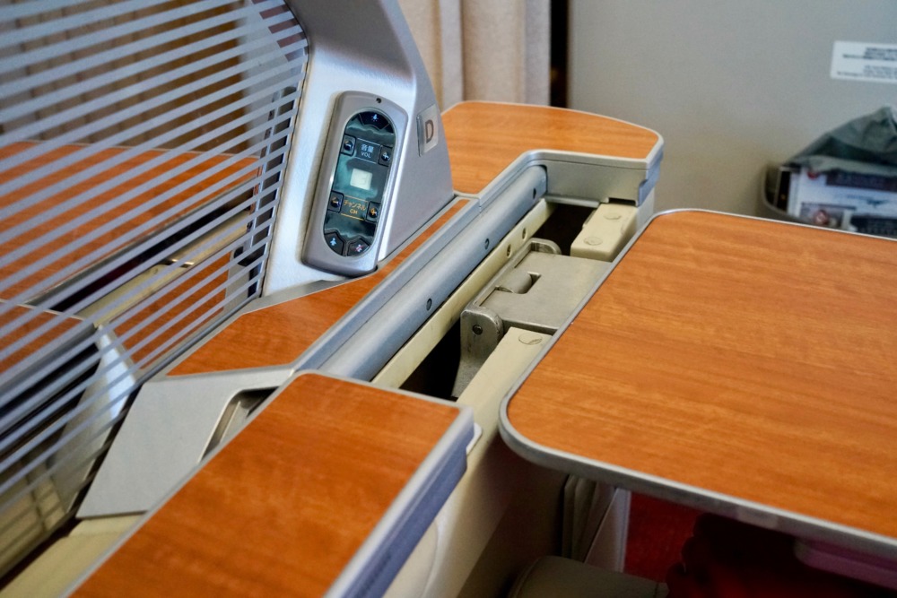 JAL国内線ファーストクラスB767-300ERのシート・テーブルは肘掛をスライドさせて出す