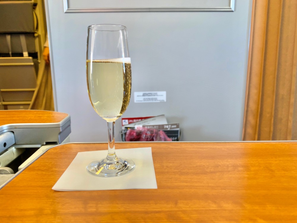JAL国内線ファーストクラス搭乗記・シャンパン