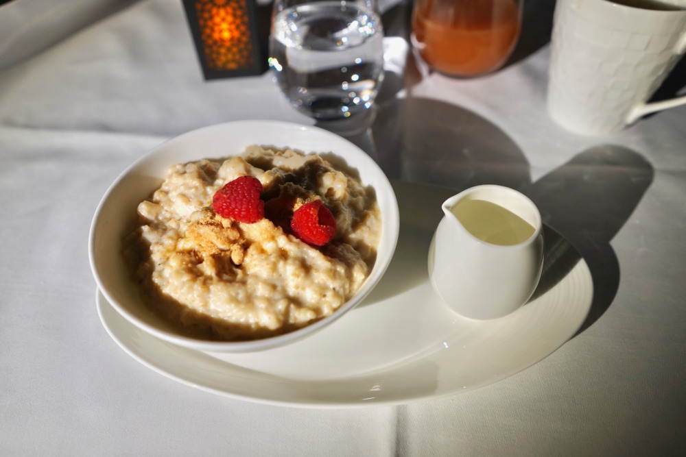 カタール航空ビジネスクラスQsuite・機内食・朝食のスティールカットオーツ