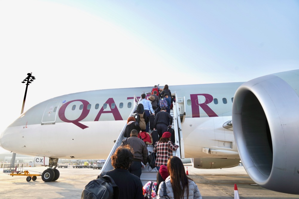 ドーハ・ハマド国際空港・リスボン行き・カタール航空B787-9にタラップで搭乗