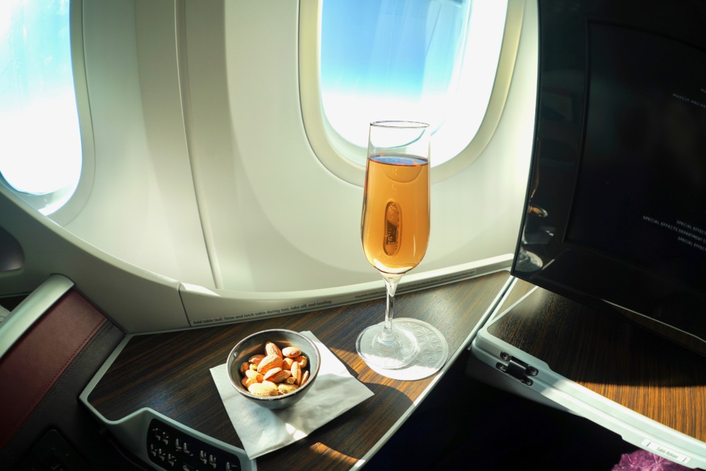 カタール航空B789ビジネスクラス・シャンパンとナッツ