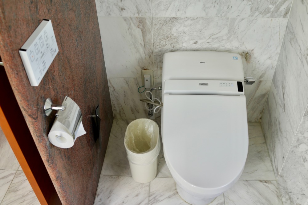 オキナワマリオットリゾートアンドスパ・ファミリールーム・バスルームのトイレ