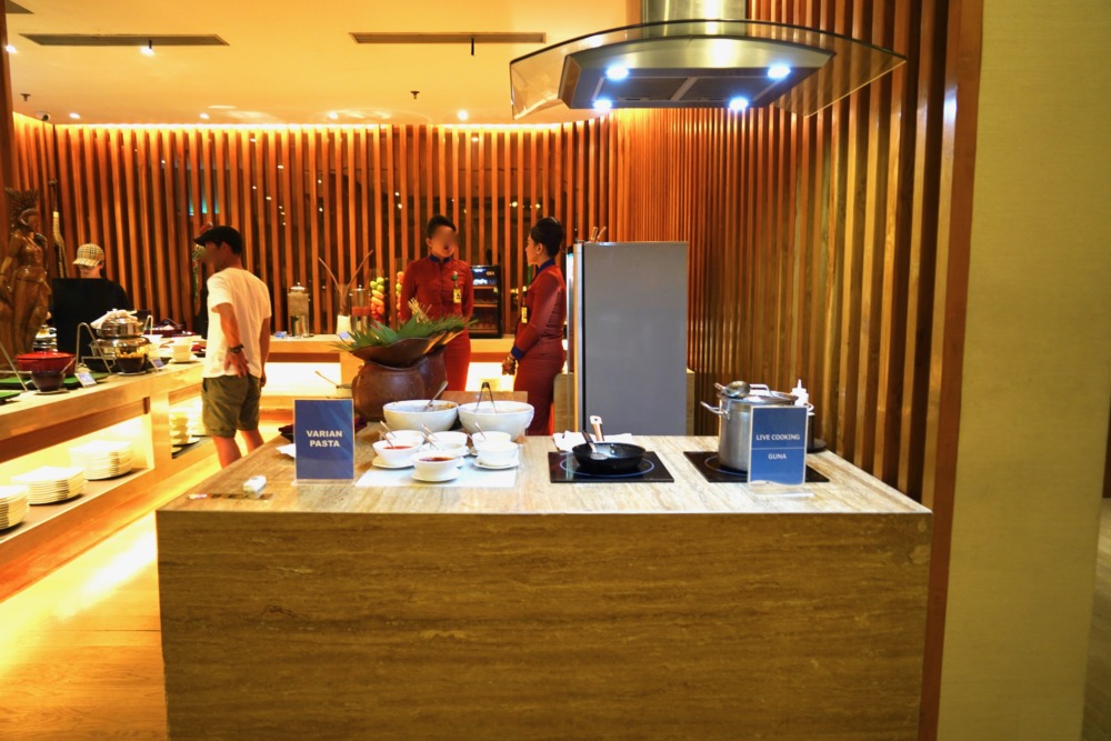 デンパサール・ングラライ国際空港・ガルーダインドネシアラウンジ・オープンキッチン