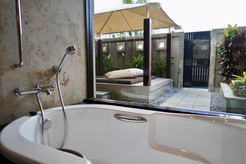 リッツ・カールトン沖縄・カバナルーム・バスルーム・浴槽からは外のカバナが見える