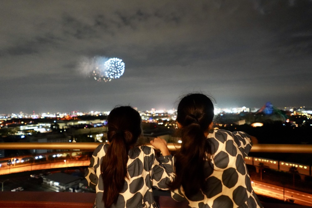 シェラトングランデトーキョーベイ・クラブフロア・ディズニーリゾートの花火を見る子供