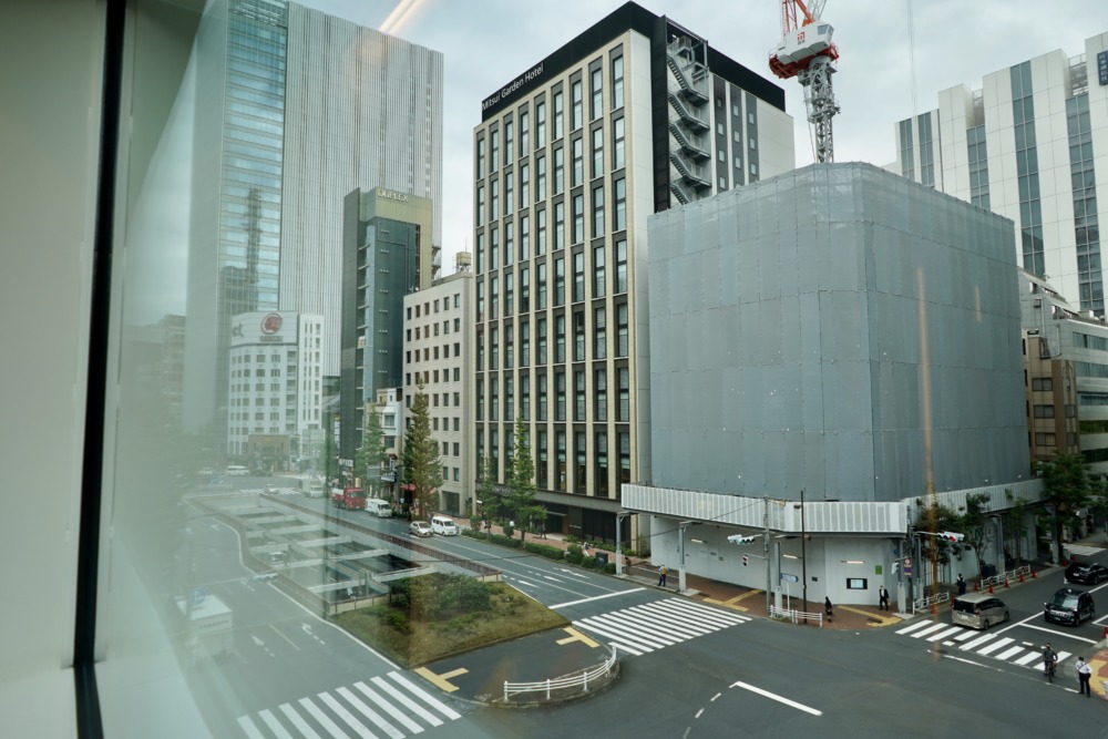 アロフト東京銀座・サヴィーキング・ベッドルーム・窓からの眺め・歌舞伎座方面