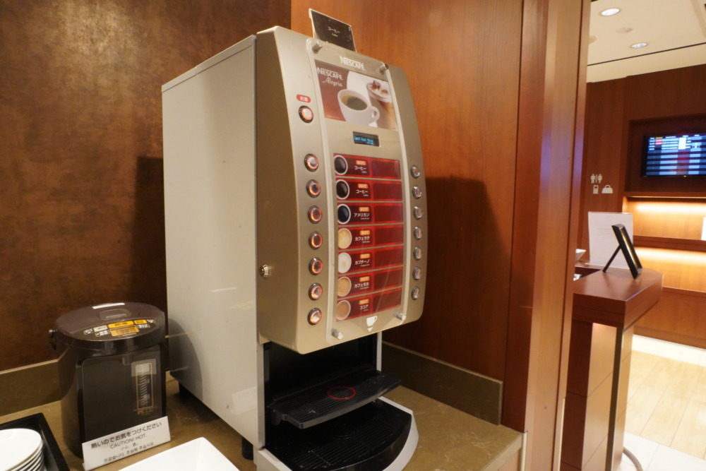 広島空港JALサクララウンジドリンクカウンター・コーヒーマシン