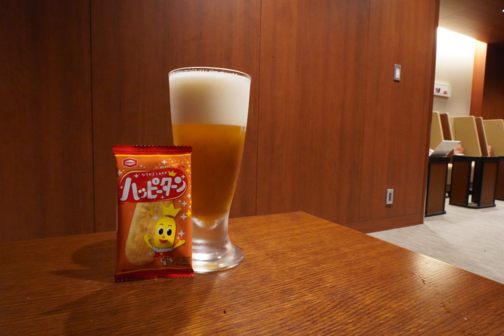 広島空港JALサクララウンジドリンクカウンター・おせんべいとビール