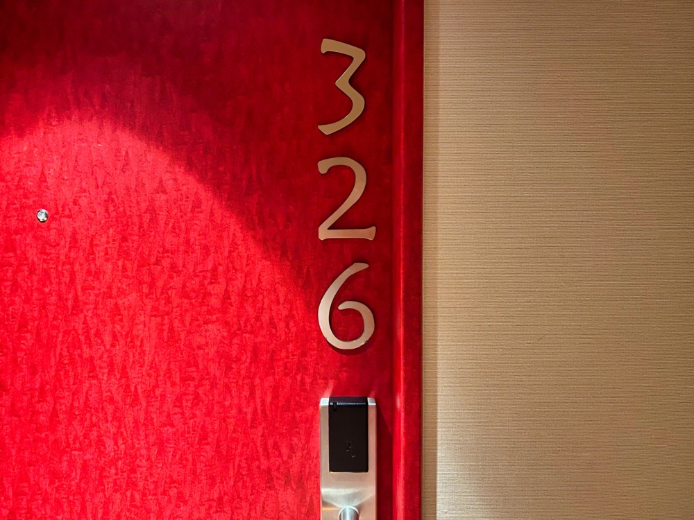 コートヤードバイマリオット東京ステーション宿泊記〜326号室のドア