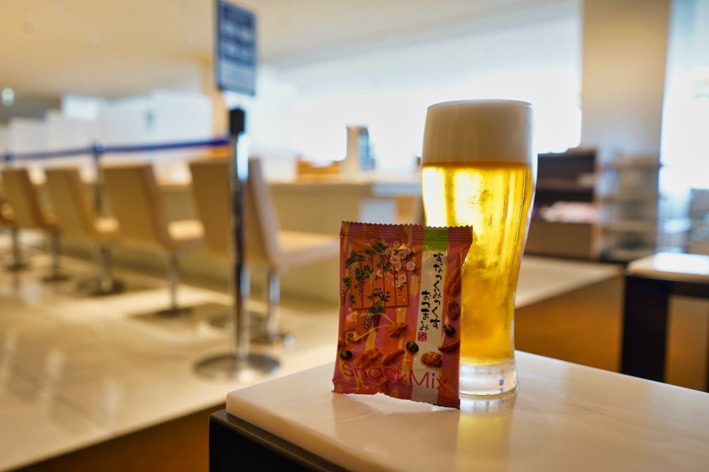 大阪伊丹空港ANAラウンジ〜ドリンクカウンター・ビールとおつまみ