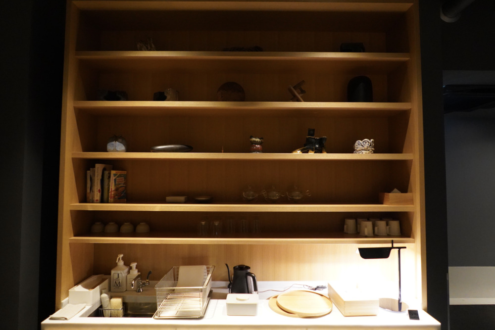 KUMU金沢宿泊記・共用スペースの茶棚