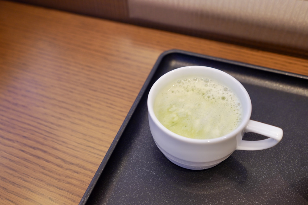 新千歳空港JALダイヤモンドプレミアラウンジ・枝豆スープ