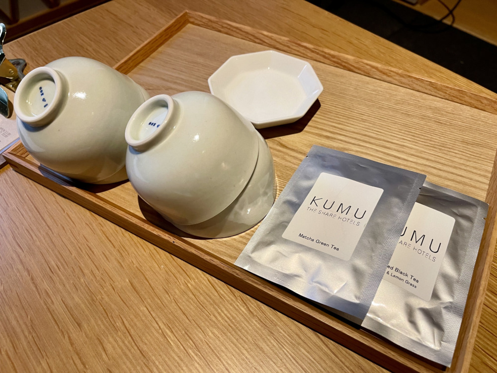 KUMU金沢宿泊記・ベッドルーム・お茶セット