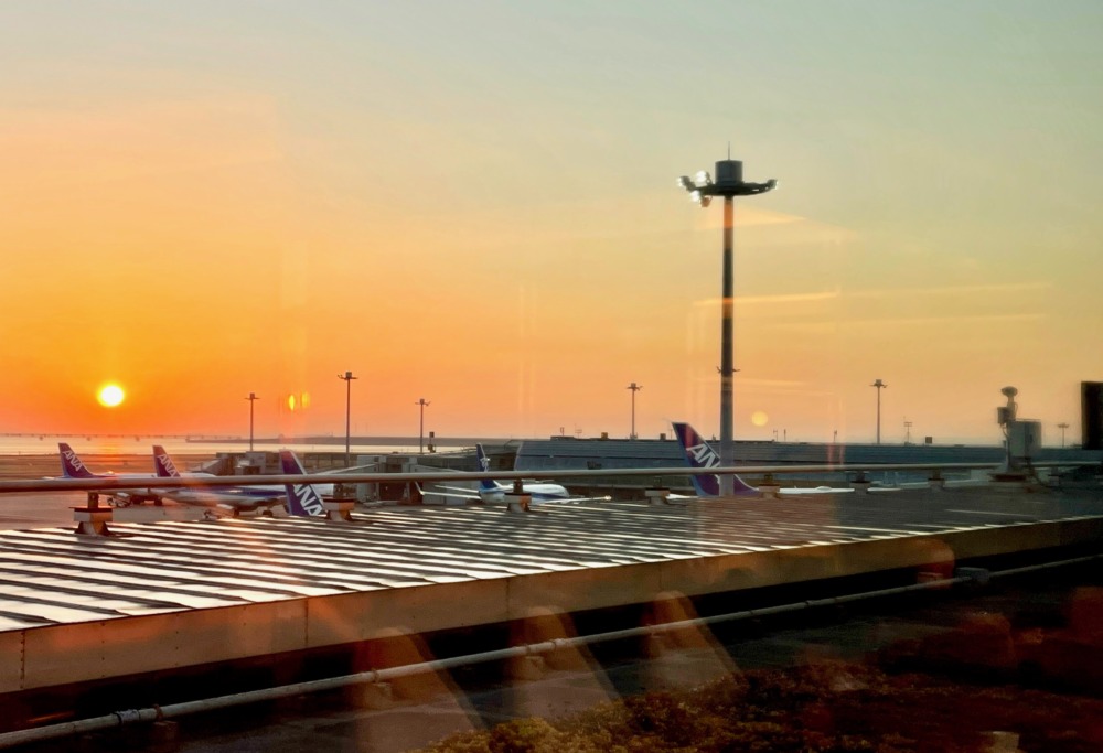 羽田空港ANAラウンジ・窓側のエリアから臨む朝日