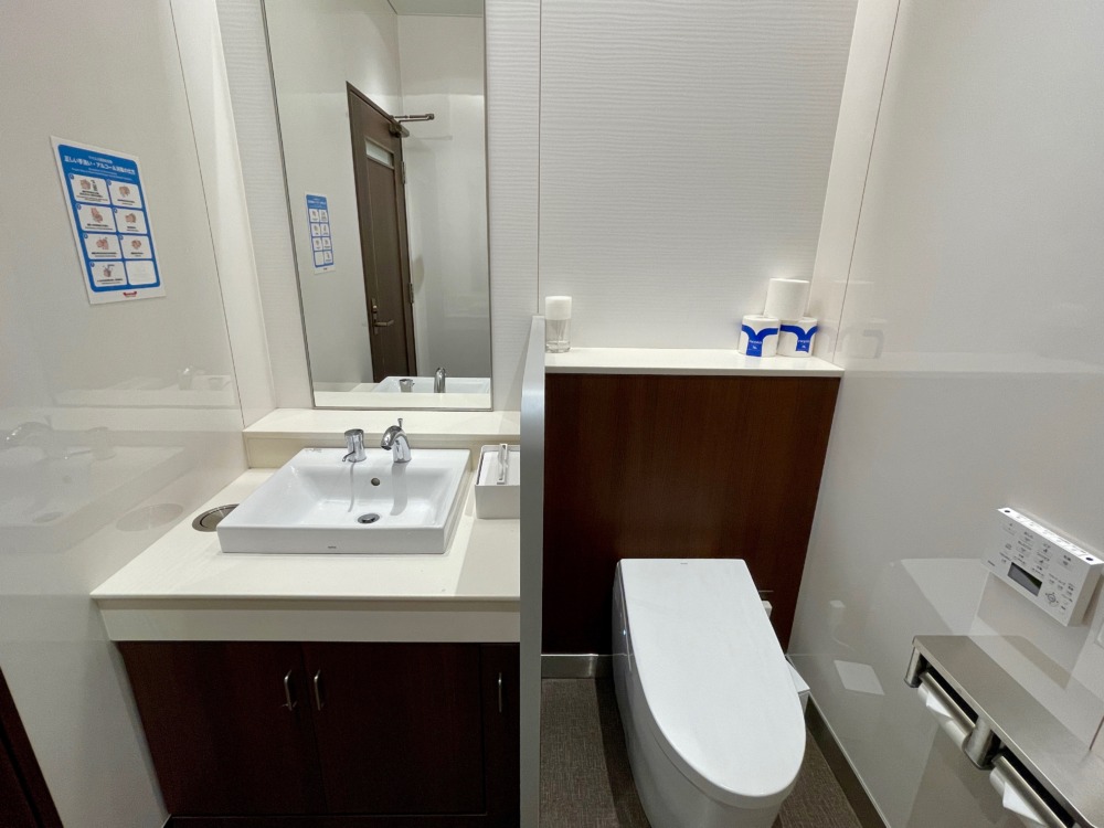 那覇空港JALダイヤモンドプレミアラウンジ・拡張されたエリアへの入り口・トイレの中