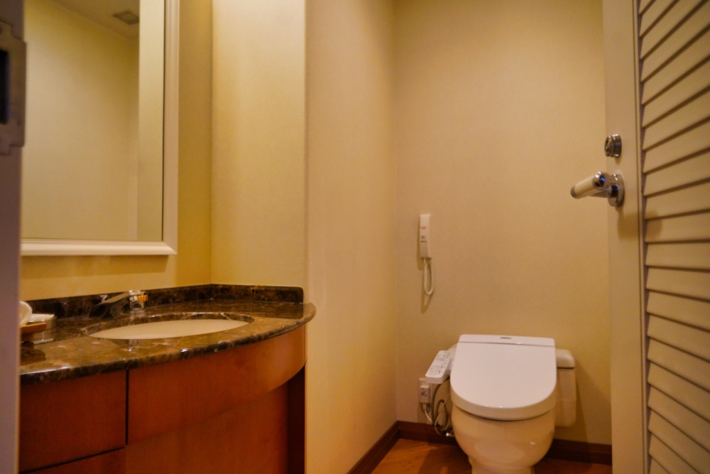 宮崎宮崎宮崎シェラトングランデオーシャンリゾート宿泊記・40階クラブスイート・廊下にあるトイレ