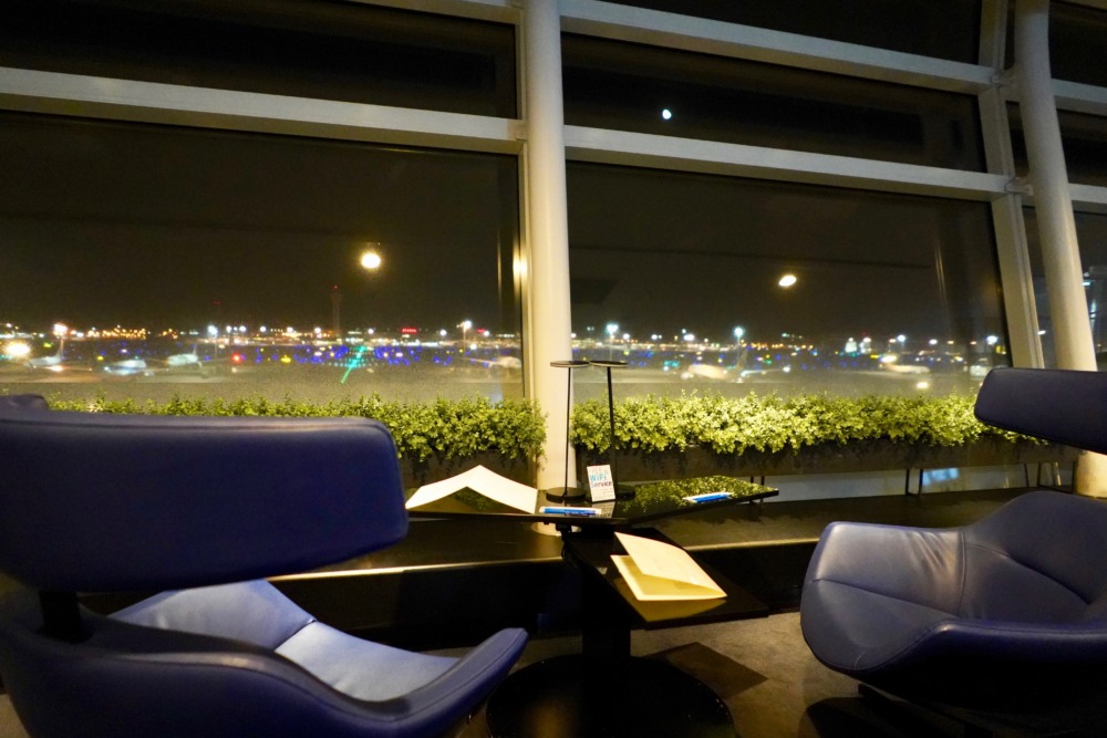 羽田空港国際線ANAスイートラウンジ・左エリア・窓側の席