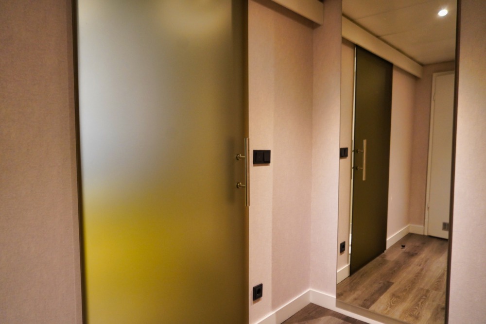 フランクフルトエアポートマリオットホテル宿泊記・クラブスイート・バスルームのドア