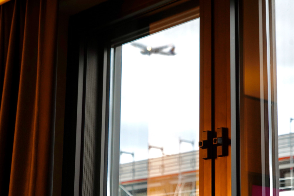 フランクフルトエアポートマリオットホテル宿泊記・クラブスイート・寝室・ベッドから飛行機が見える