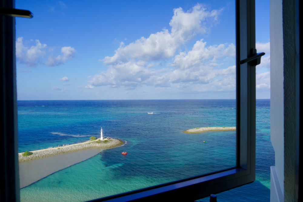 シェラトン沖縄サンマリーナリゾート宿泊記・オーシャンスイート・１階小窓からの眺め