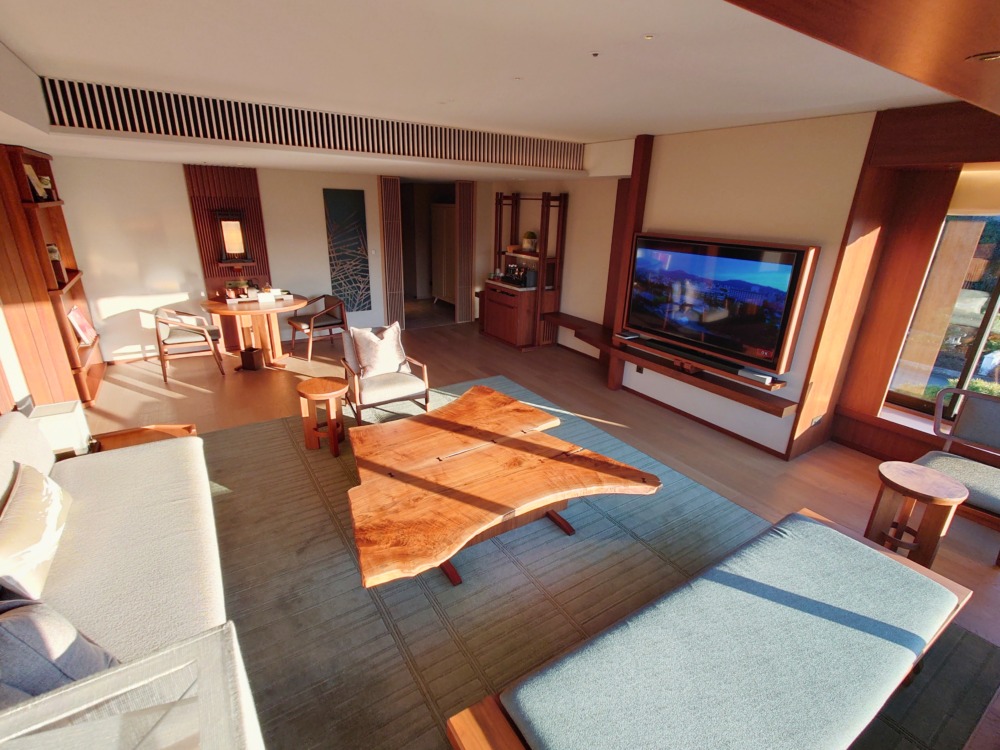 HOTEL THE MITSUI KYOTO宿泊記・ニジョウスイートのリビング全景を窓から