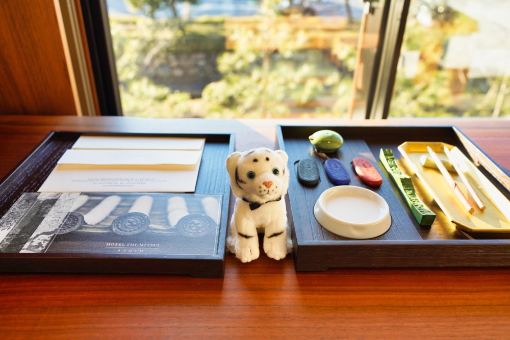 HOTEL THE MITSUI KYOTO宿泊記・ニジョウスイート・ベッドルーム騎乗の書道セット