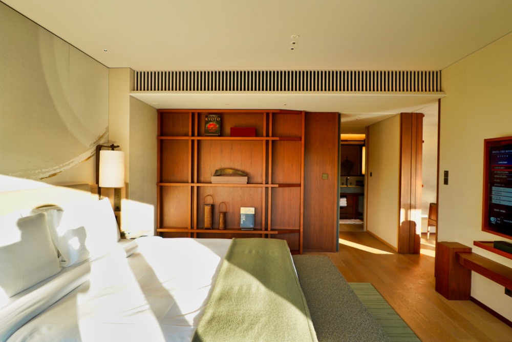 HOTEL THE MITSUI KYOTO宿泊記・ニジョウスイート・ベッドルームを窓側から