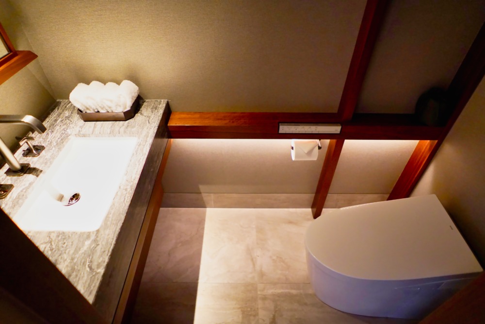 HOTEL THE MITSUI KYOTO宿泊記・ニジョウスイートの玄関側トイレの中
