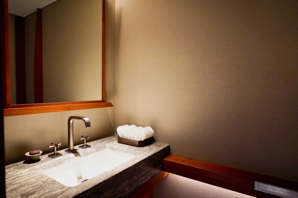 HOTEL THE MITSUI KYOTO宿泊記・ニジョウスイートの玄関側トイレの中手洗い場