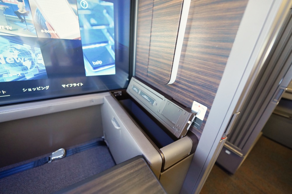 ANA新型ファーストクラス搭乗記・The suite・座席画面側の収納