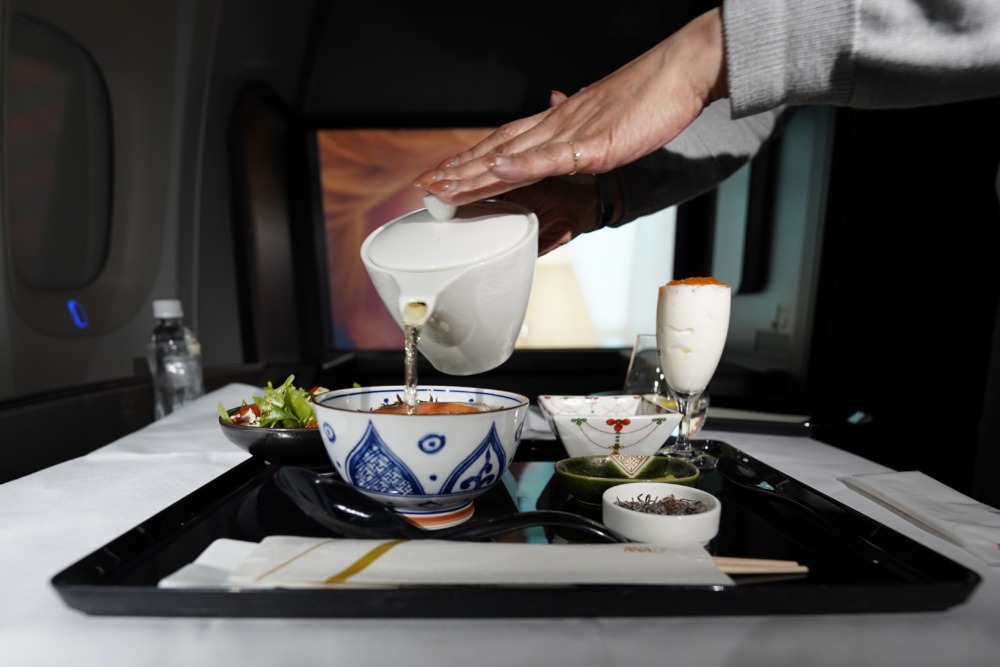 ANA新型ファーストクラスTHE Suite搭乗記・機内食・お茶づけにお出汁を注いでいただく