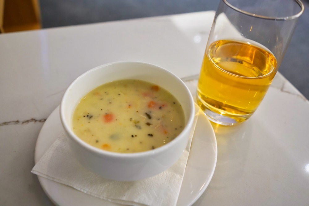 ニューヨーク・JFK空港・ブリティッシュエアウェイズラウンジ訪問記・スープとジュース