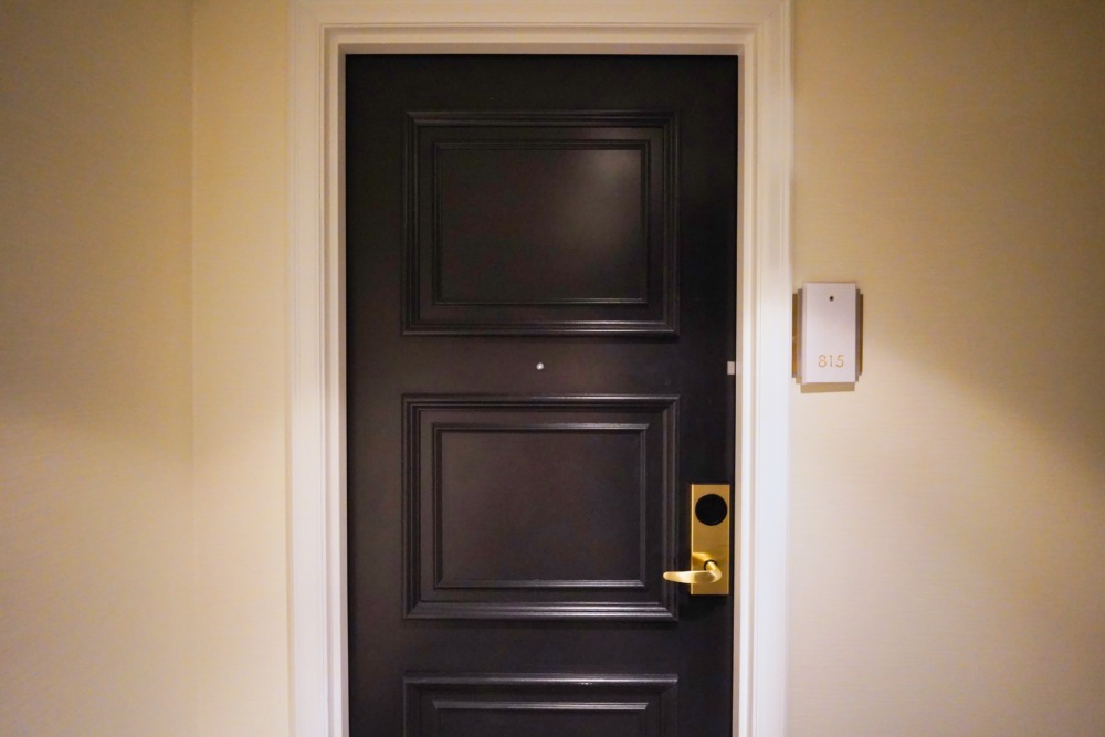 JWマリオットエセックスハウスニューヨーク・セントラルパークビューのお部屋・815号室のドア