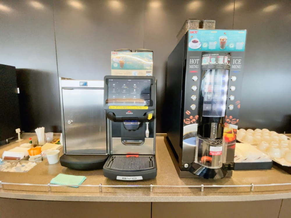札幌新千歳空港ANAラウンジ訪問記・ドリンクカウンター・コーヒーマシン