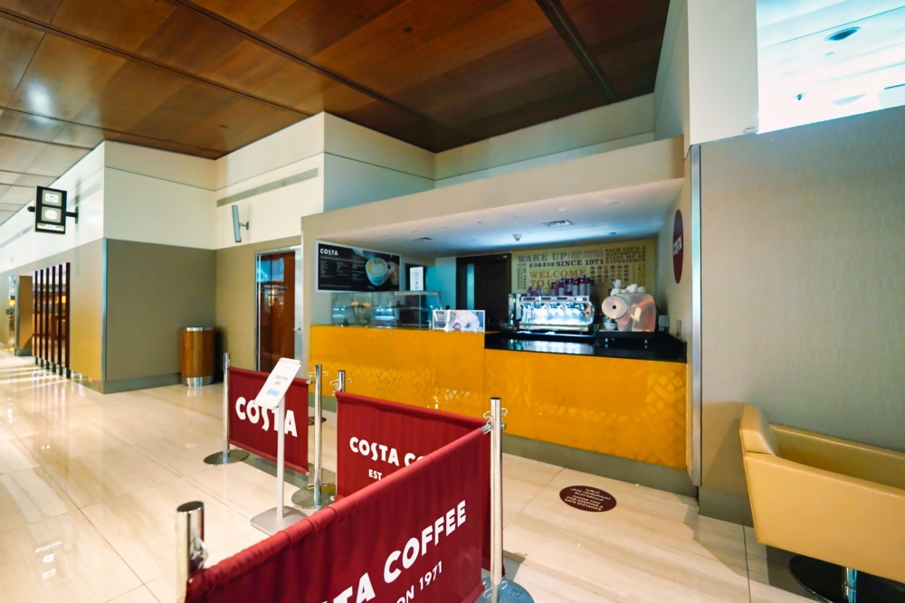 ドバイ国際空港コンコースBエミレーツ航空ビジネスクラスラウンジ・Costacoffeeの全景