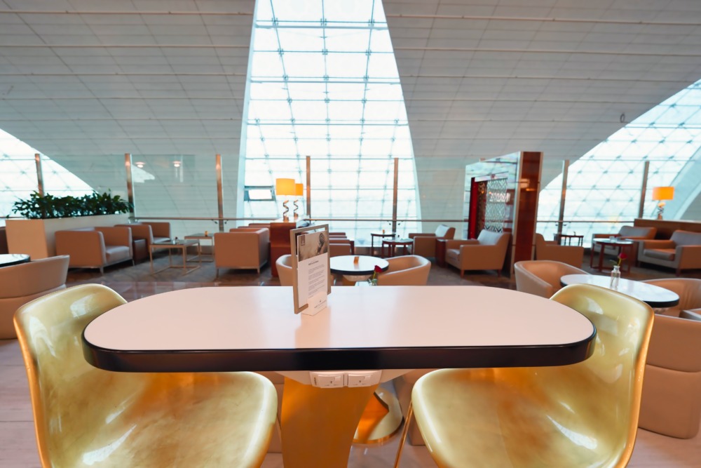 ドバイ国際空港コンコースBエミレーツ航空ビジネスクラスラウンジ・シャンパンバーの座席