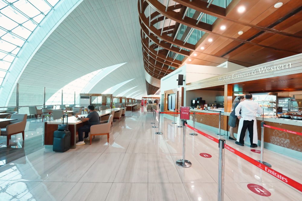 ドバイ国際空港コンコースBエミレーツ航空ビジネスクラスラウンジ・レストラン全景
