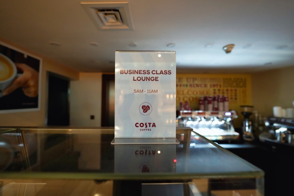 ドバイ国際空港コンコースBエミレーツ航空ビジネスクラスラウンジ・Costacoffeeの営業時間