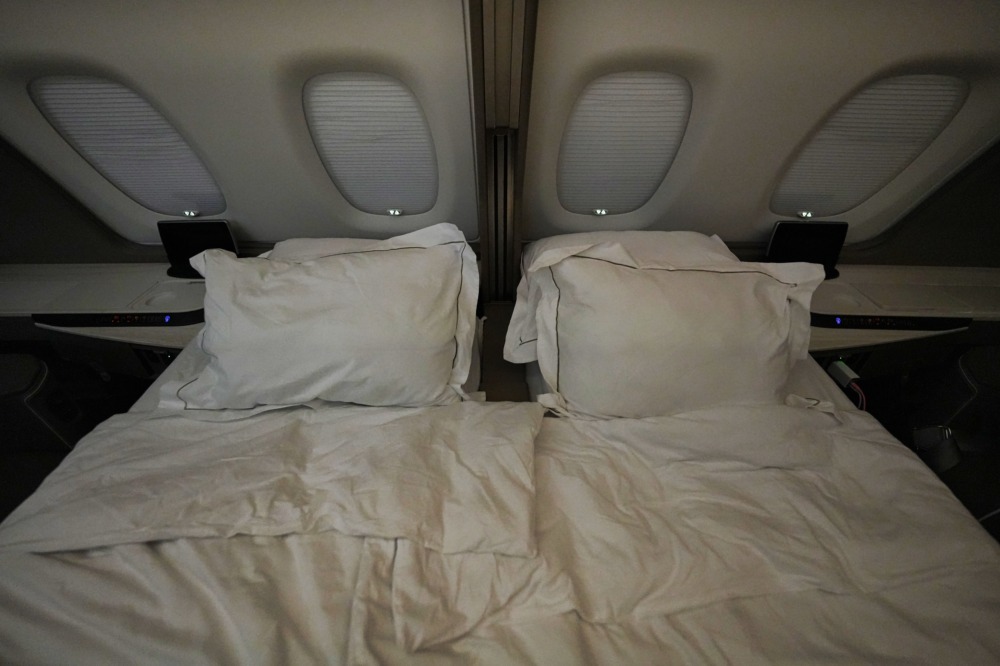 シンガポール航空スイート搭乗記・ダブルベッドの枕元
