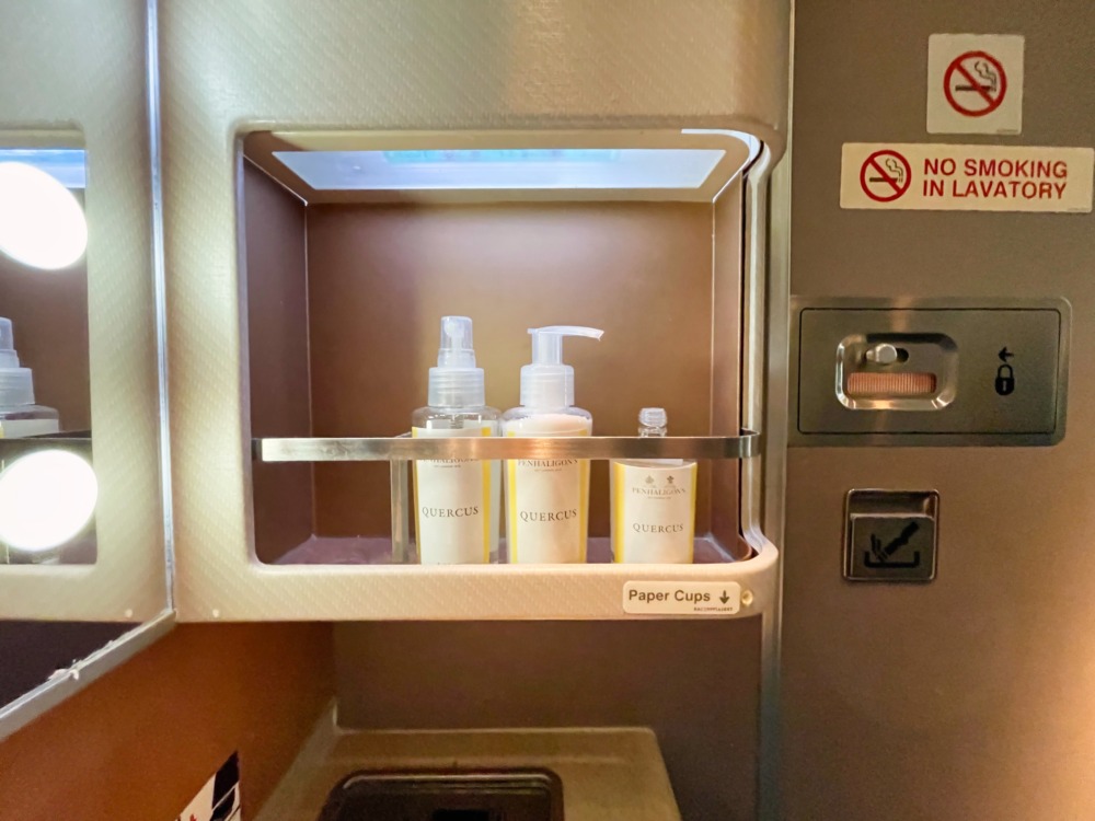 シンガポール航空ビジネスクラス搭乗記・化粧室のアメニティ