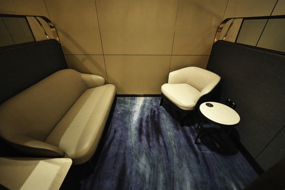 シンガポール航空ザ・プライベート・ルーム訪問記・シーティングエリアのソファ席