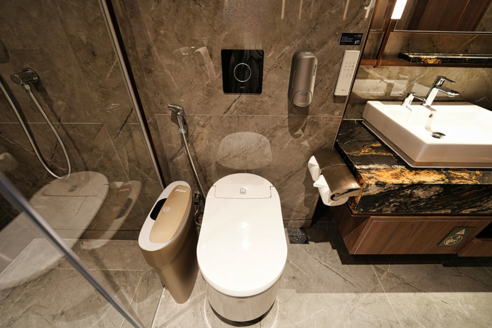チャンギ国際空港・シンガポール航空ザ・プライベートルーム訪問記・シャワー室洗面台・トイレ