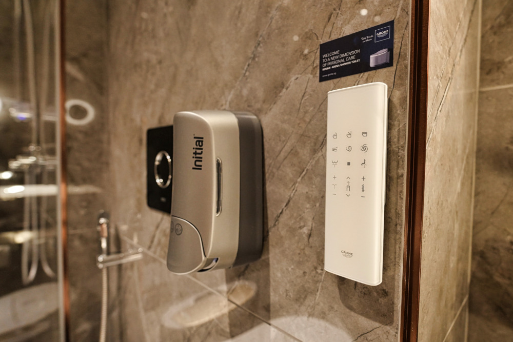 チャンギ国際空港・シンガポール航空ザ・プライベートルーム訪問記・シャワー室洗面台・ウォシュレット
