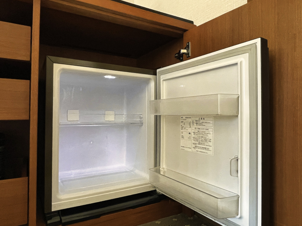 横浜ベイシェラトン宿泊記・ベッドルーム・ミニバー冷蔵庫