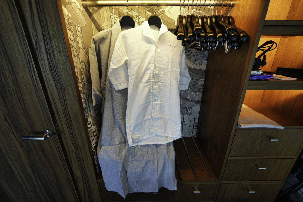 W大阪宿泊記・マーベラススイート・クローゼットにパジャマをかけた