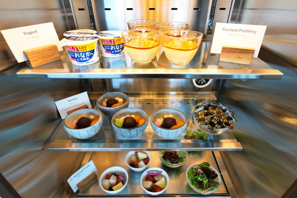 羽田空港キャセイパシフィック航空ラウンジ・冷蔵庫のデザート