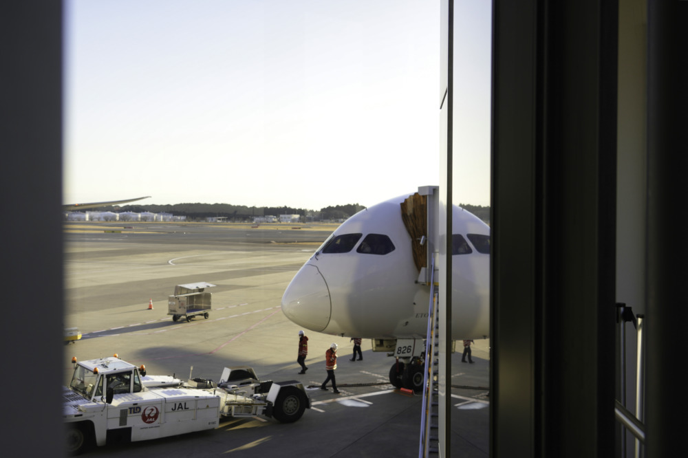 成田空港第1ターミナル・24番搭乗口・PBBから見る機体