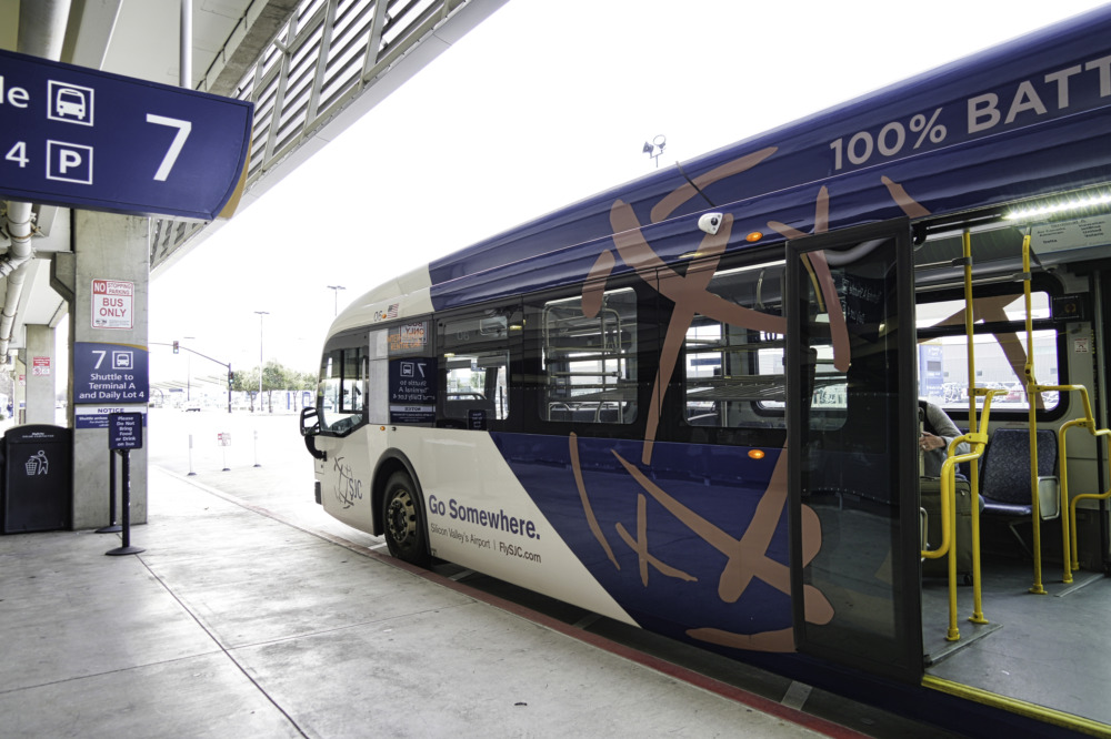 サンノゼ国際空港のターミナル間移動・シャトルバス でレンタカースポット前に駐車