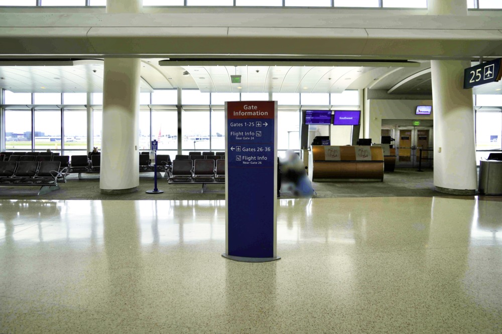 サンノゼ国際空港ターミナルAの保安検査場を出たところ